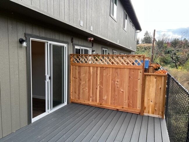 Photo - 2 BEDROOM/ 2 LEVELS TOWNHOME (Down the hill in front of Taco Bell in Phoenix Oregon)