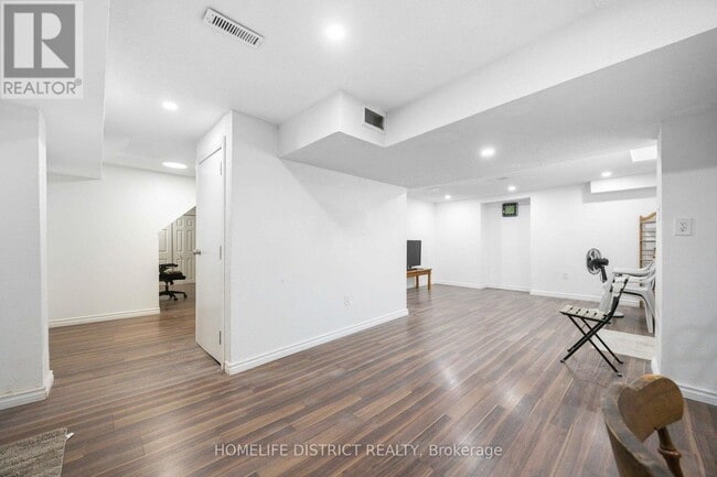 Photo - 579 Sheppard Ave