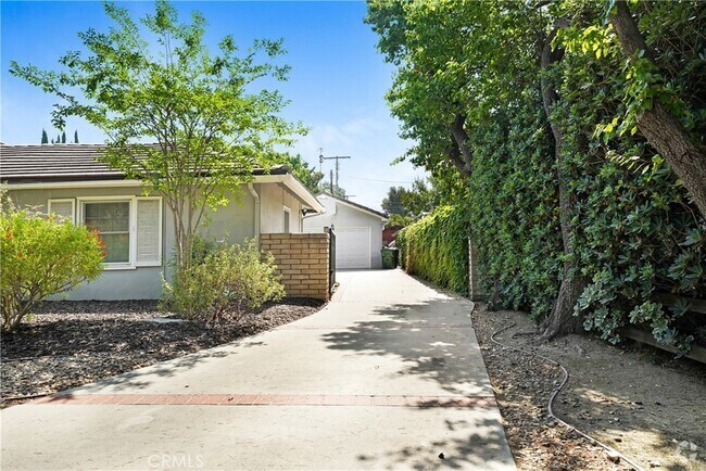 Building Photo - 10918 White Oak Ave Unit 10918 Rental
