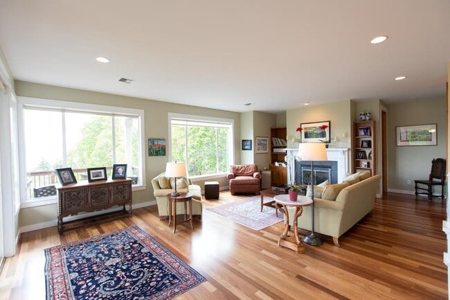 Photo - 737 Cherryview Ln