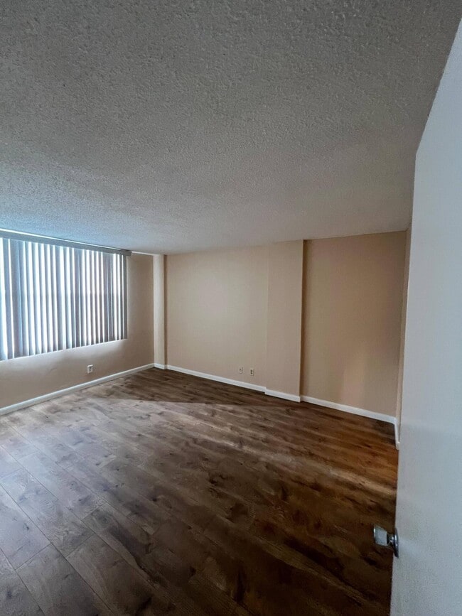 Photo - 105 Royal Pk Dr Unit 1D