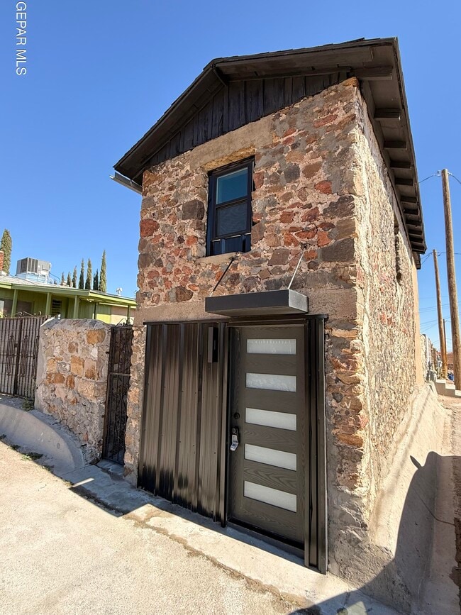 Building Photo - 2700 Federal Ave Unit rear