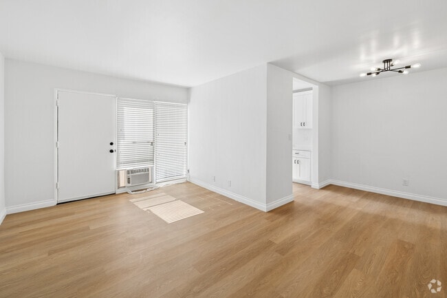 1BR, 1BA - 600SF - Living Room