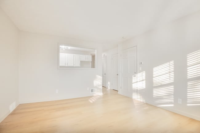 Living Area - 4620 Davenport St Unit 1