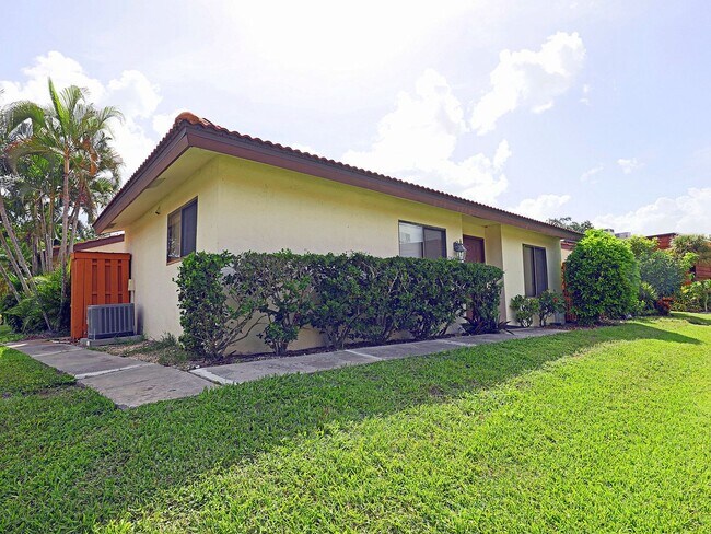 Photo - The Hamlet 1420-3 Unit 1420 Park Shore Circle, 3