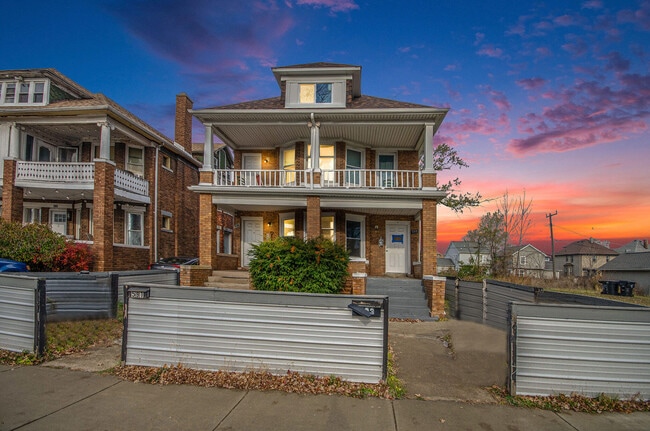 Photo - 593 Hague St