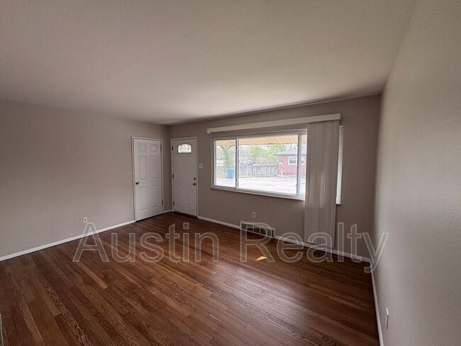 Photo - 8634 Burton Ave Unidad B