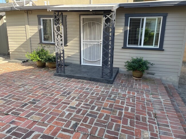 Building Photo - 933 18th St Unit C