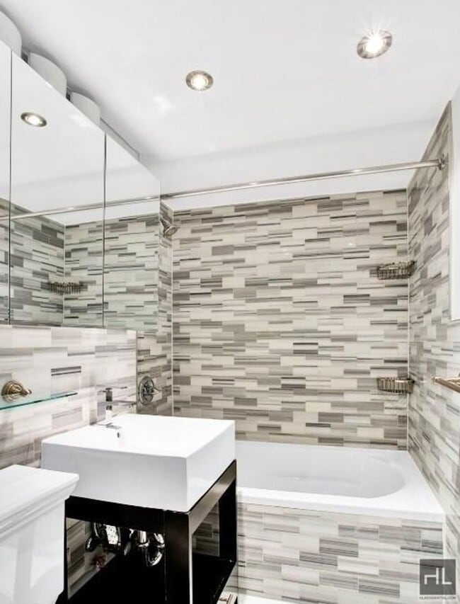 Photo - E 26TH ST. Unidad 5A