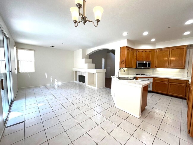 Building Photo - ***SPACIOUS 4 BEDROOM | 3 BATH TOWNHOUSE W...