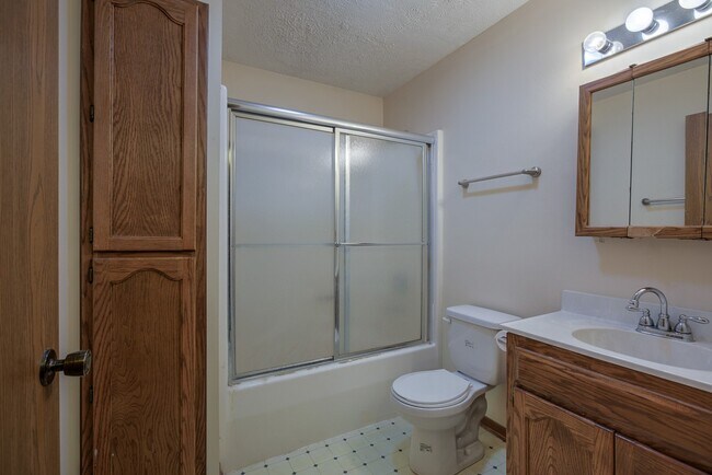 Large bathroom at Gretna Oaks.