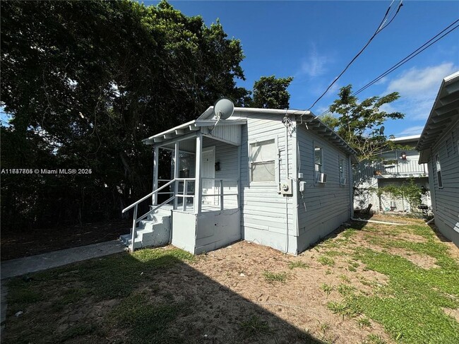 Building Photo - 820 21st St Rental