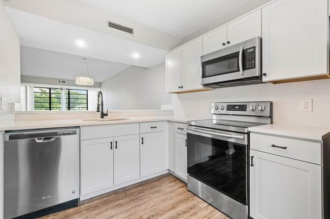 Photo - 3710 Whitehall Dr Unidad 203