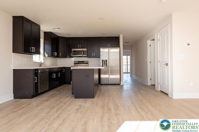 Photo - 1275 E 4th St Unidad 202