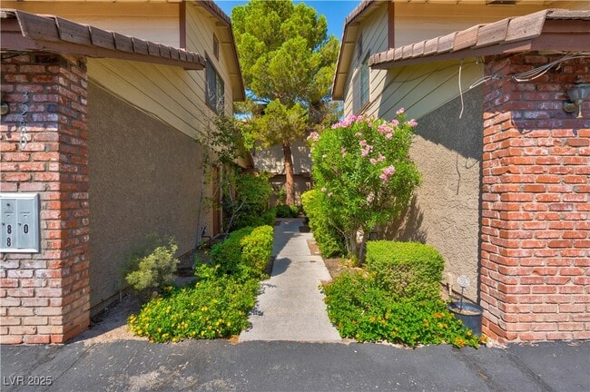 Photo - 3280 Dayflower St