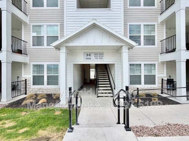 936 W Big Ben Ln