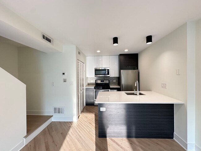 843 W Grace St Unit 102B
