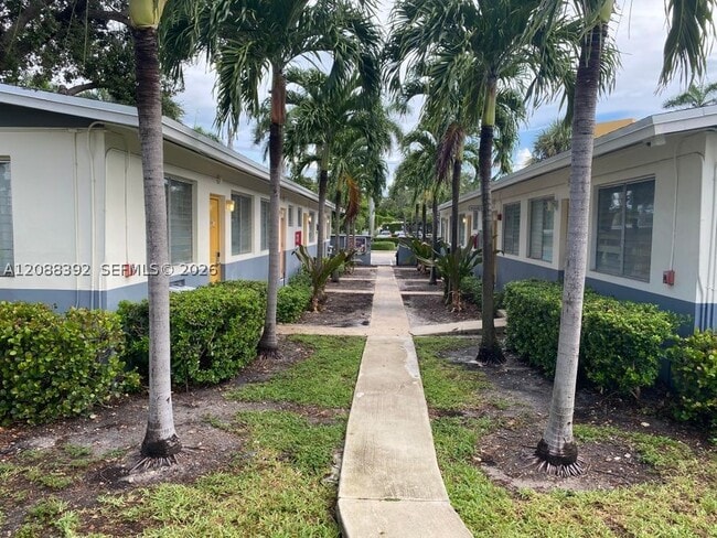 Building Photo - 1640 NE 127th St Unit 404
