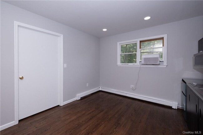 Photo - 142 E Sunnyside Ln Unit Side Entry