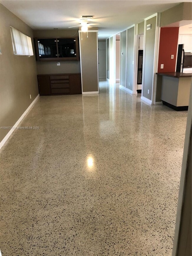 437 N Luna Ct