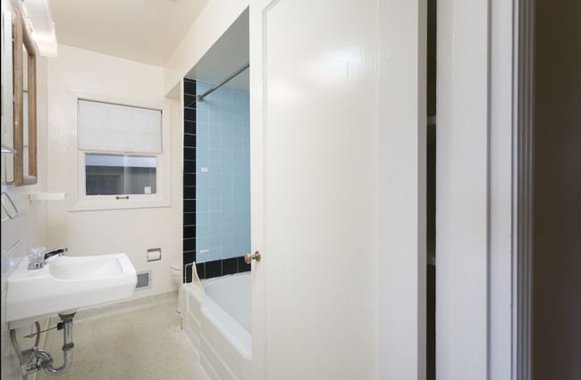 upstairs bathroom - 7405 NE Prescott St Unit A