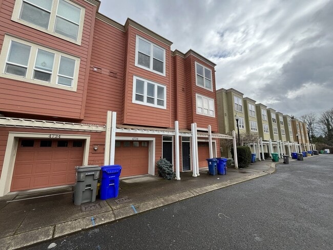 Photo - Modern Townhome Near OHSU with 3 Bedrooms Each with Private En-Suite Bath