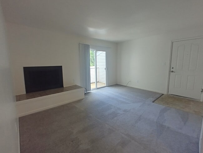 Building Photo - 600 Reusens Rd