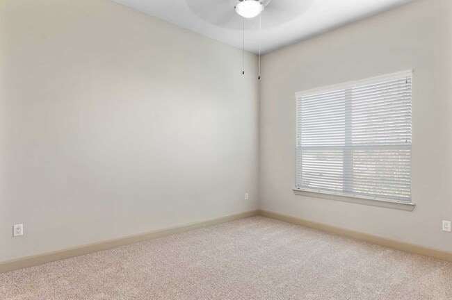 Building Photo - 1755 Cres Plz Dr Unit 3036