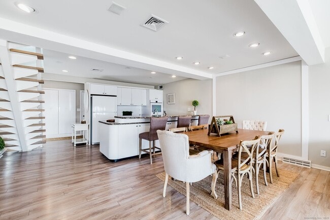 Photo - 1987 Fairfield Beach Rd