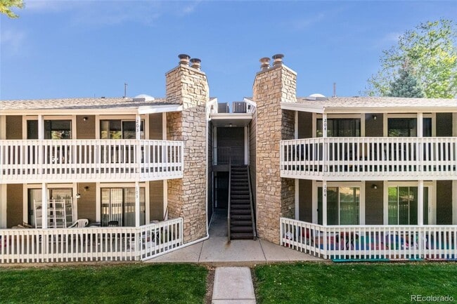 Building Photo - 3 Bed 2 Bath Updated Unit 203