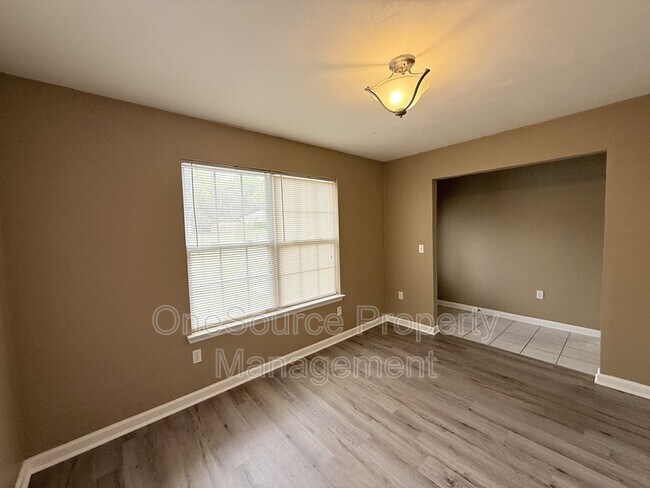 Photo - 111 N Charles Willis Dr