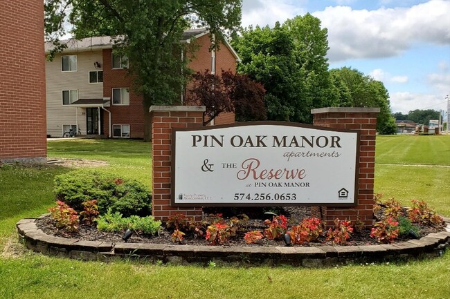 Letrero de entrada principal - Pin Oak Manor Apartments