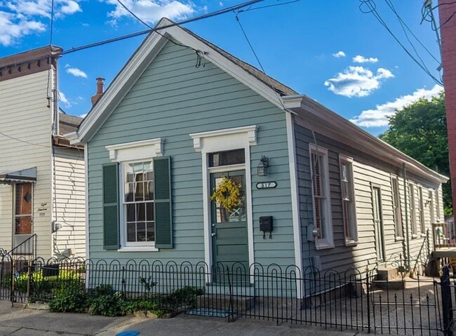 Building Photo - 817 Perry St