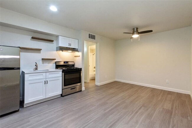 Photo - 4501 Speedway Apartment Unit 204