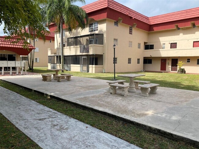 Building Photo - 10901 N Kendall Dr Unit 213-213 Rental