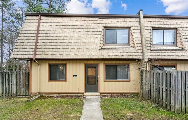 Building Photo - Remodeled Townhouse Ready for A New Tenant