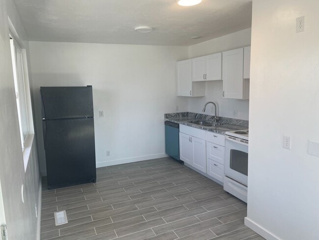 Building Photo - 1142-1144 W 700 S Unit 1142 W 700 S Rental