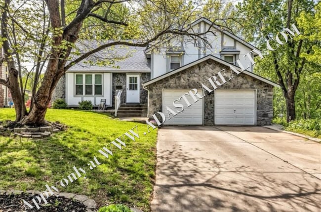 Building Photo - Beautiful 4 Bed 2 Bath Home in Olathe-Available in JULY!!