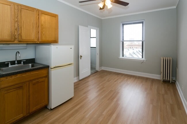 Building Photo - 3810 N Fremont St Unit J06P