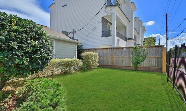 Photo - 1518 Sabine St