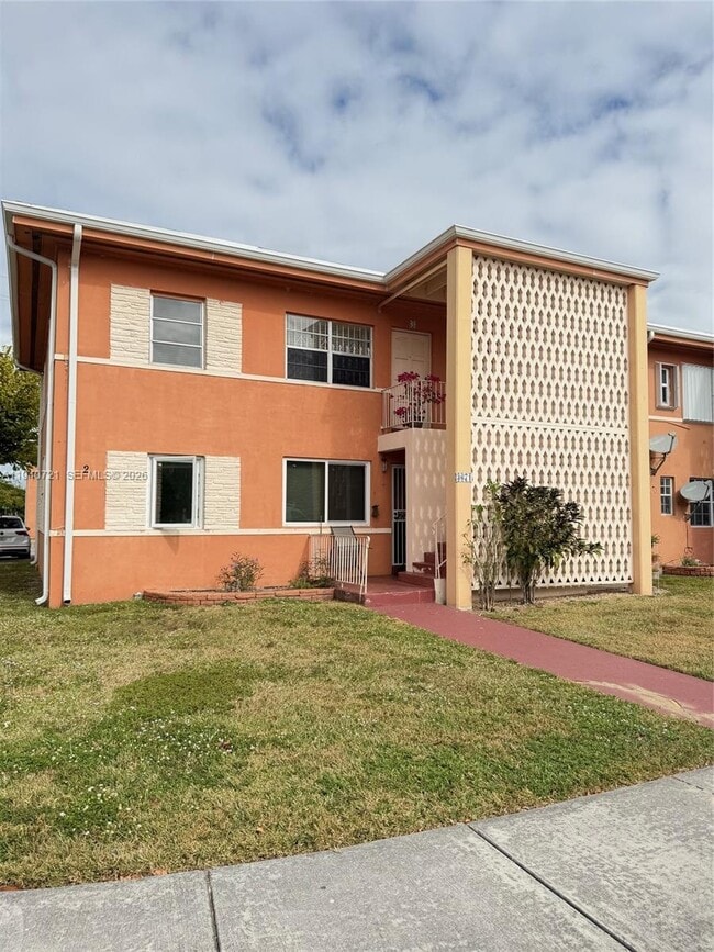 Building Photo - 3671 SW 10th St Unit 9B