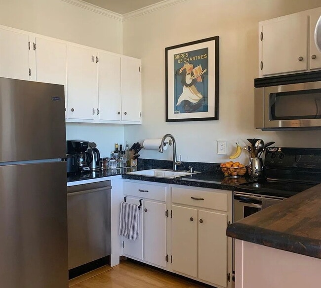 Photo - "Charming 1-Bedroom Haven in the Heart of San Francisco – 736 Sq Ft of Urban Comfort!"