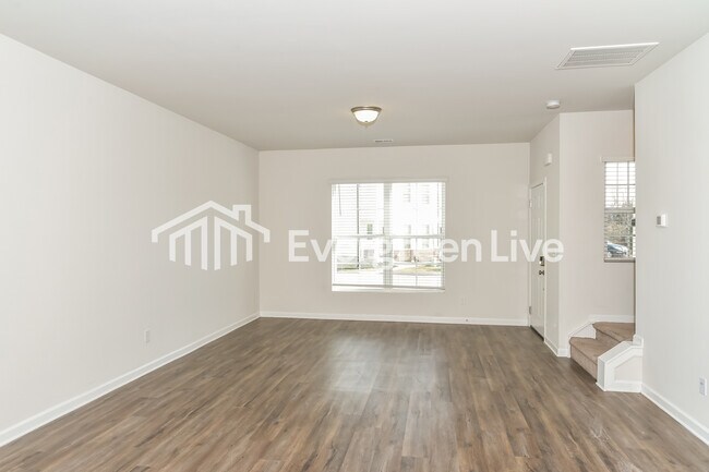 Photo - 955 Hamilton Cross Dr