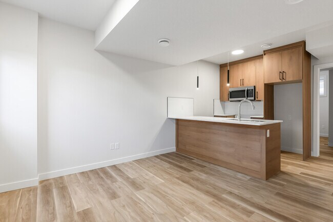 Photo - 11204-11132 132 St NW