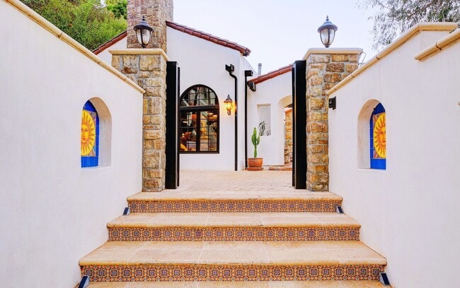 Photo - Fully Furnished Luxurious Spanish Mediterranean Villa in Hollywood Hills: 4-Bedroom, 2.5-Bath Ret...