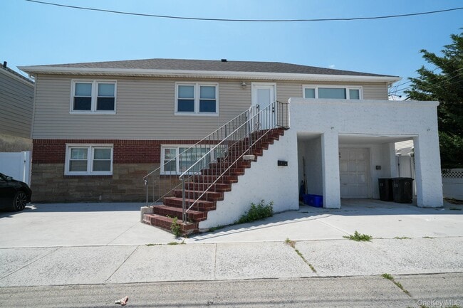 Building Photo - 59 Troy Ave Unit upper