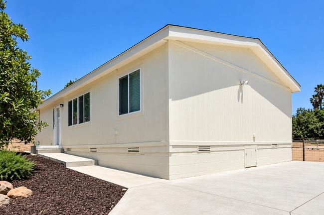 2605 1/2 Kauana Loa Dr