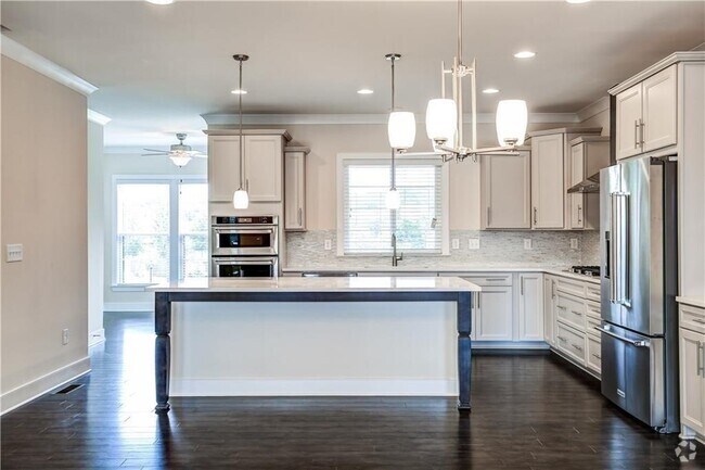 Building Photo - 827 Stone Ridge Ln NE Rental