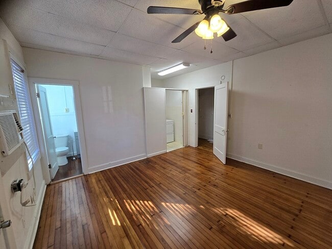 Photo - 940 Bay St NE