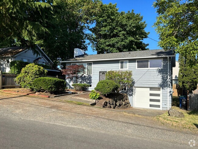 Building Photo - Renovated 3B, 2.25 BA House with garage in...